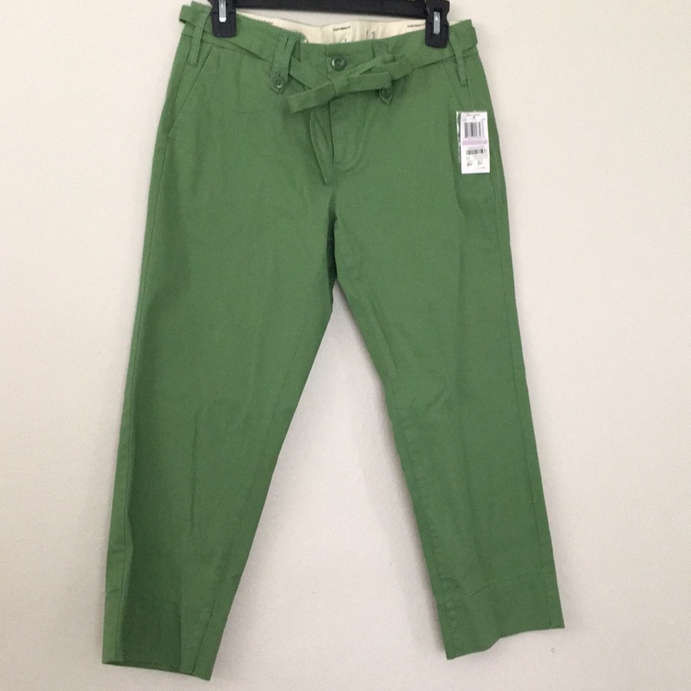 Size 6 green cropped chino capris